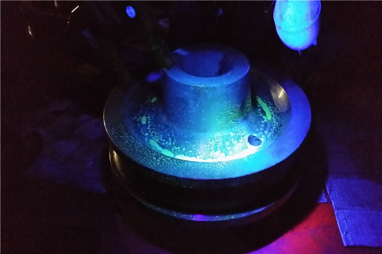 正在磁粉探傷檢測鍛件