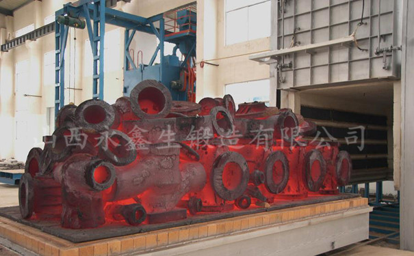 鍛造廠使用天然氣加熱爐對鍛件產(chǎn)品正火處理